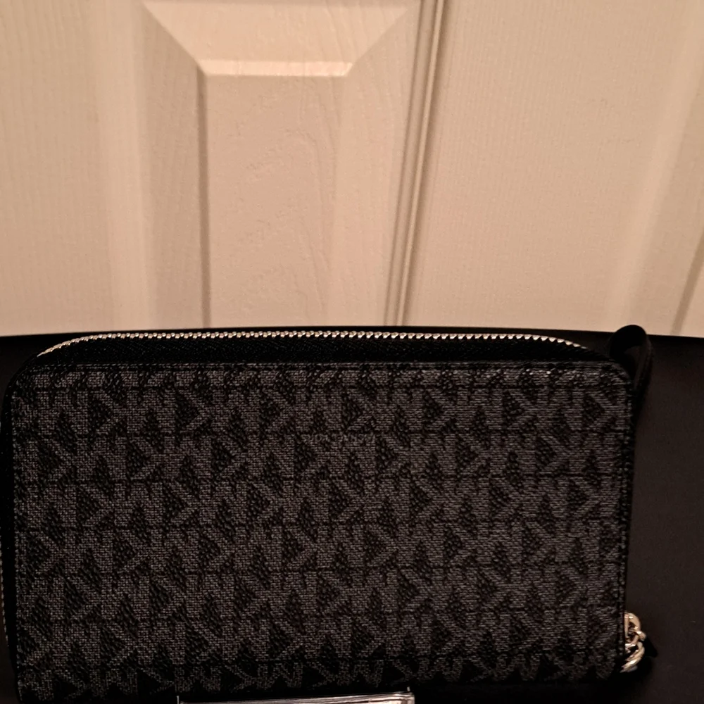 Michael Kors Jet Set Large Signature Logo Smatphone Wallet NWT